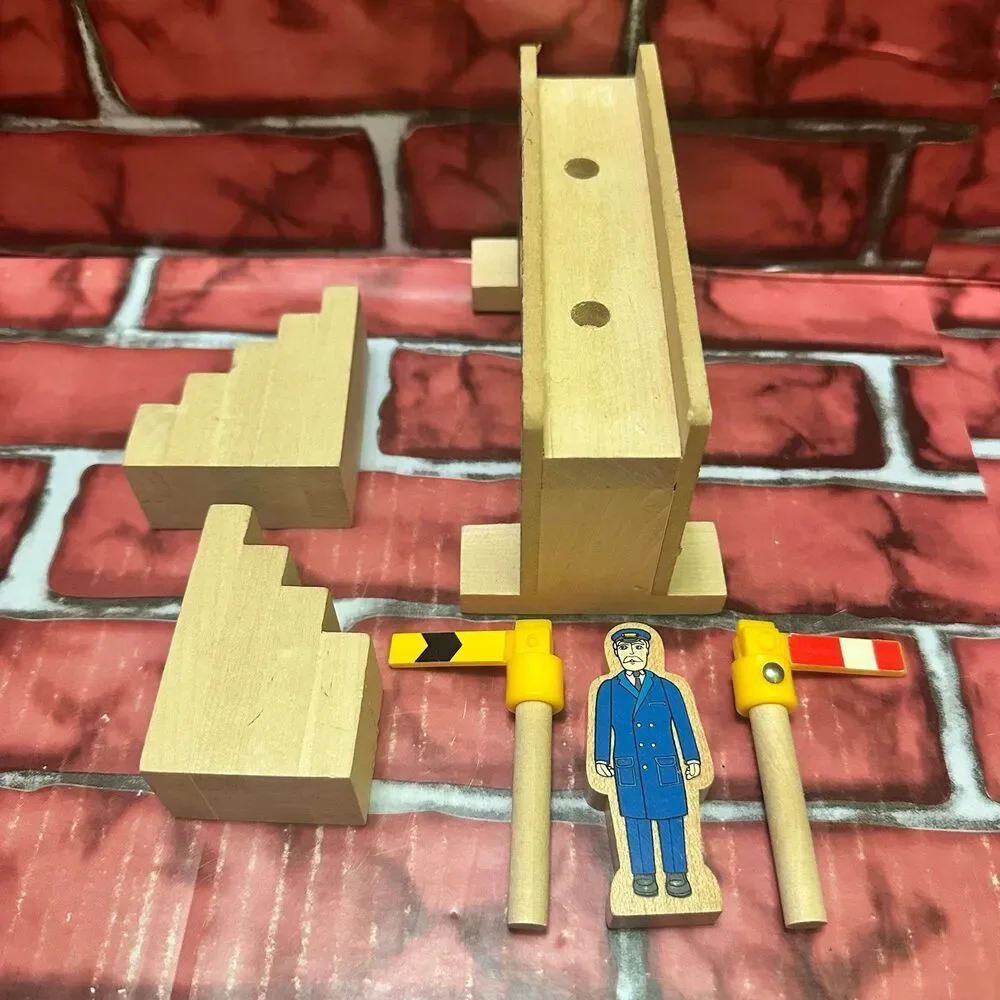 Thomas & Friends Wooden Train Signal Bridge with Figure